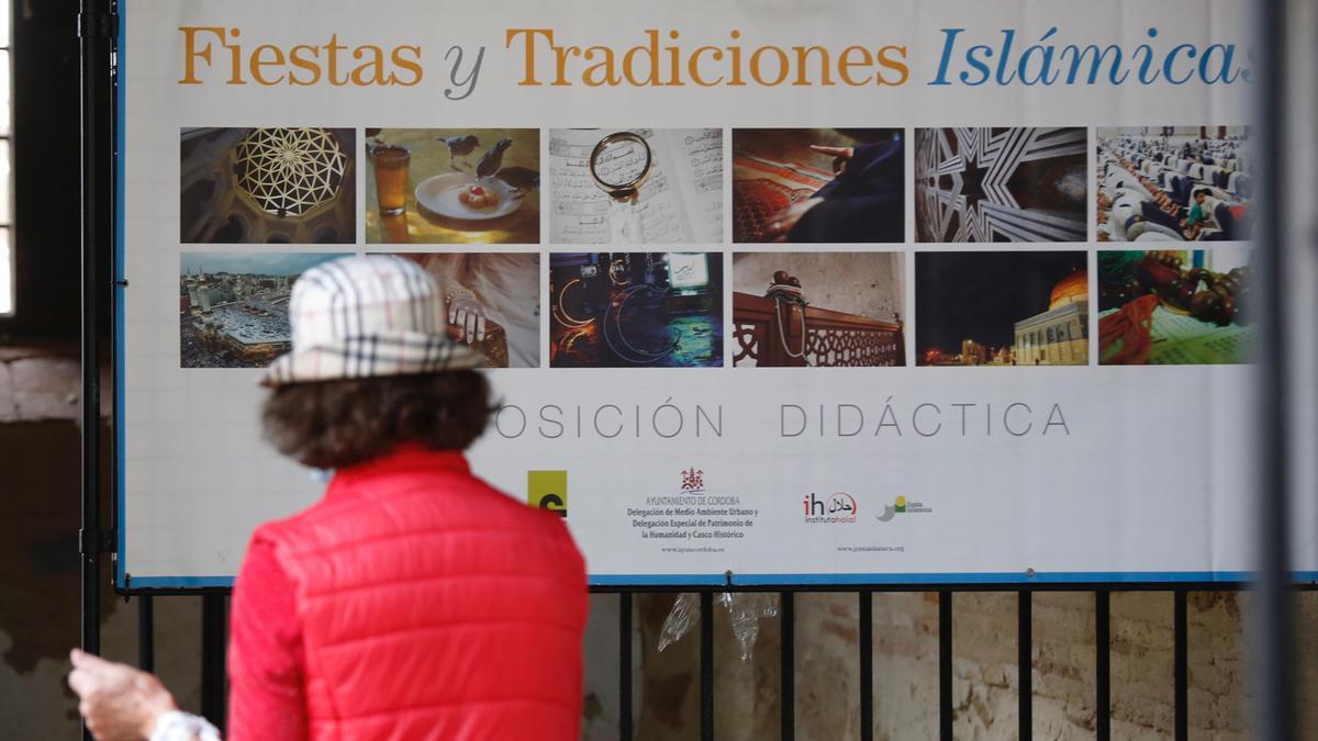 Una turista examina la exposición &#039;Fiestas y tradiciones islámicas&#039; en el Zoco Municipal con motivo de Qurtuba, ciudad de AL-Ándalus