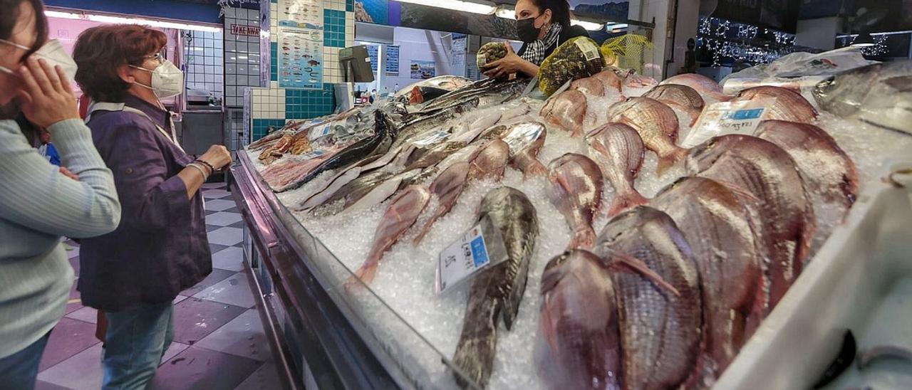 Actividad en un puesto de pescado del Mercado Nuestra Señora de África de Santa Cruz de Tenerife. | | MARÍA PISACA