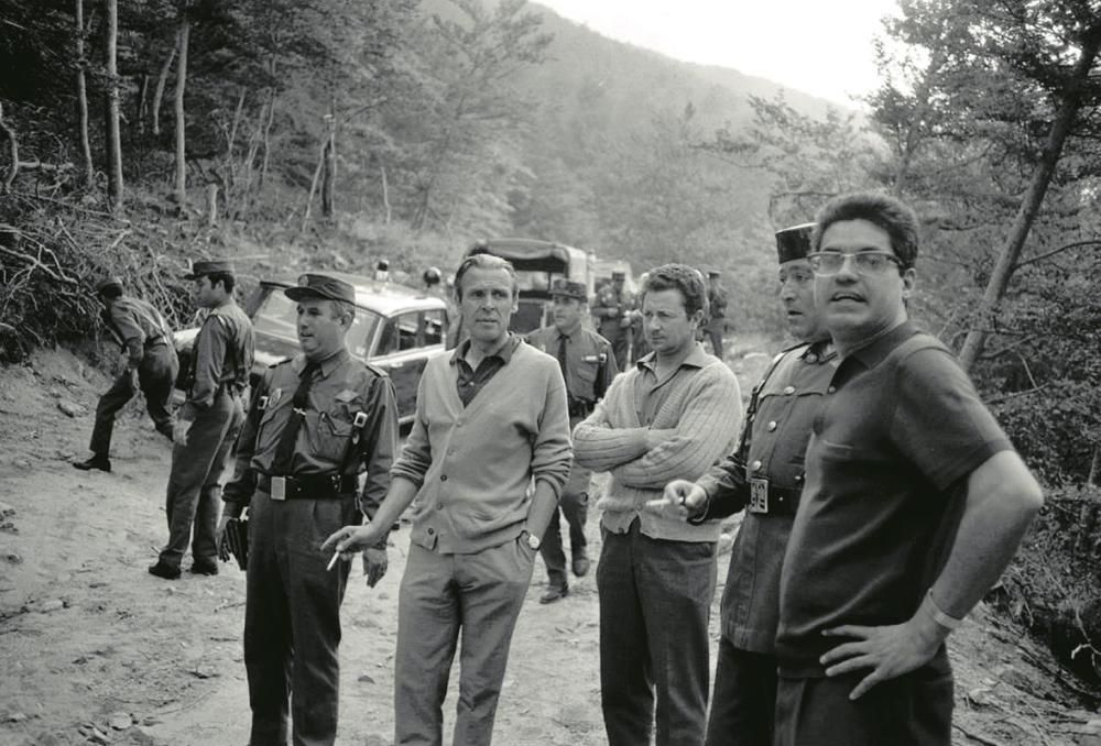 Autoritats, personal uniformat i civils a la zona de l'accident; a la dreta hi ha el periodista Gonzalo Garido