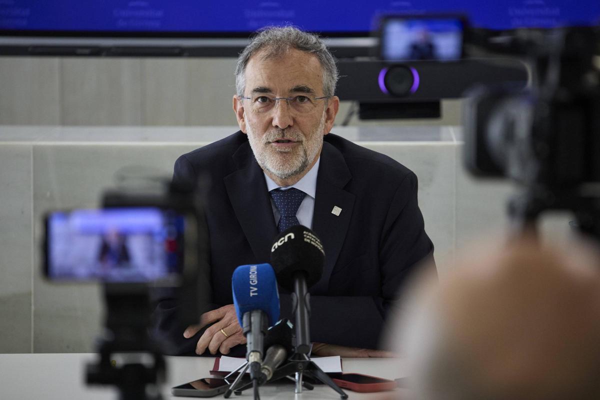 El rector de la UdG, Josep Calbó, durant la roda de premsa.