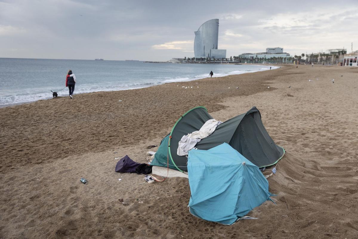 Un grupo de subsaharianos lleva meses acampados en las playas de la Barceloneta.