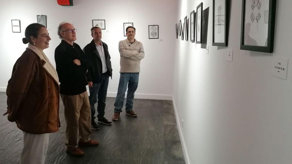 Los tres autores y la directora de la Casa de Cultura, Cristina Tamames, admiran la exposición. | M. J. C.