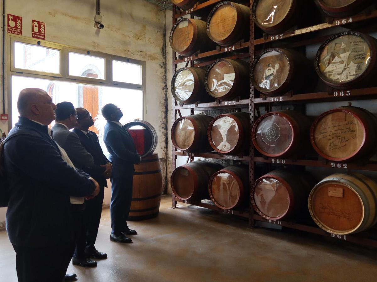 Un momento del recorrido por la fábrica de ron, con el cronista de Arucas, Armando Pérez.