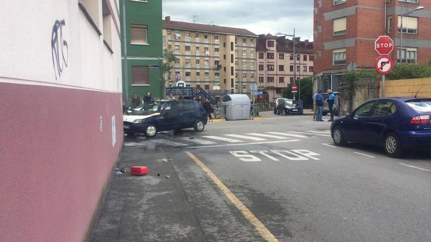 Coche arde en el centro de Mieres