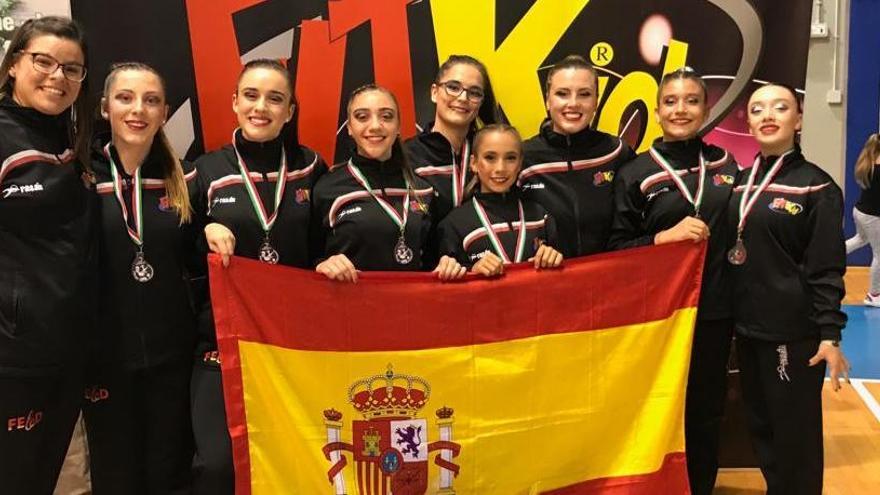 Las bailarina del Esade con la bandera de España