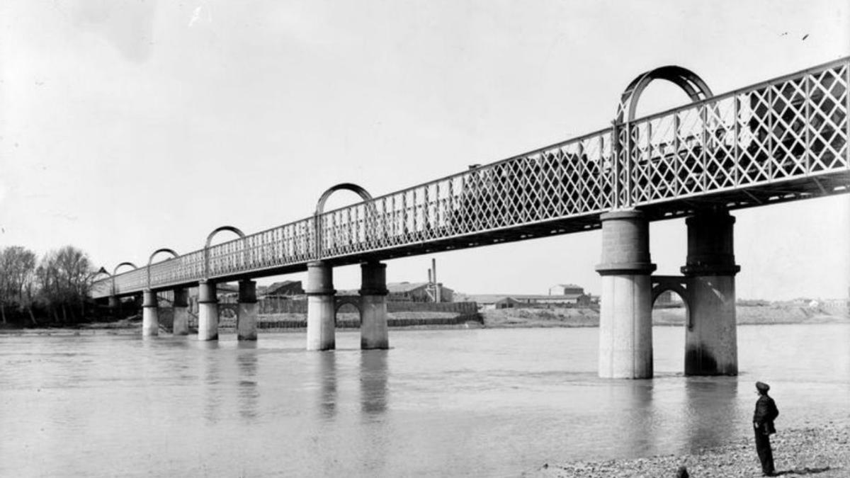 El puente original era de 1870 y por él pasaba el ferrocarril.  |              GRAN ARCHIVO ZARAGOZA ANTIGUA