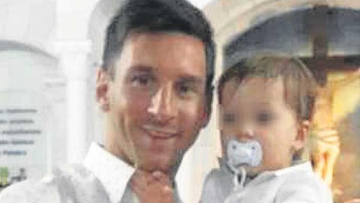 Leo Messi junto a su sobrino Benjamín en el día de su bautizo