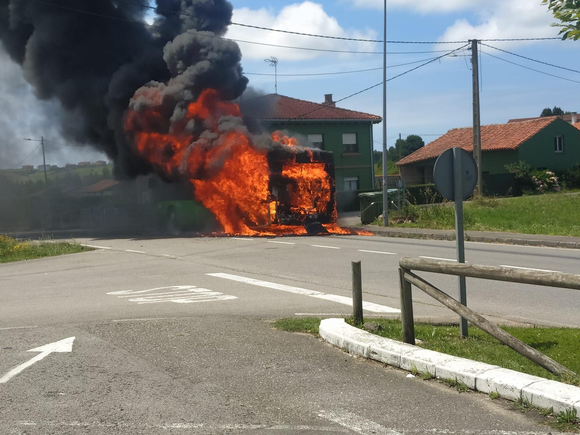 Arde un autobús en Gozón