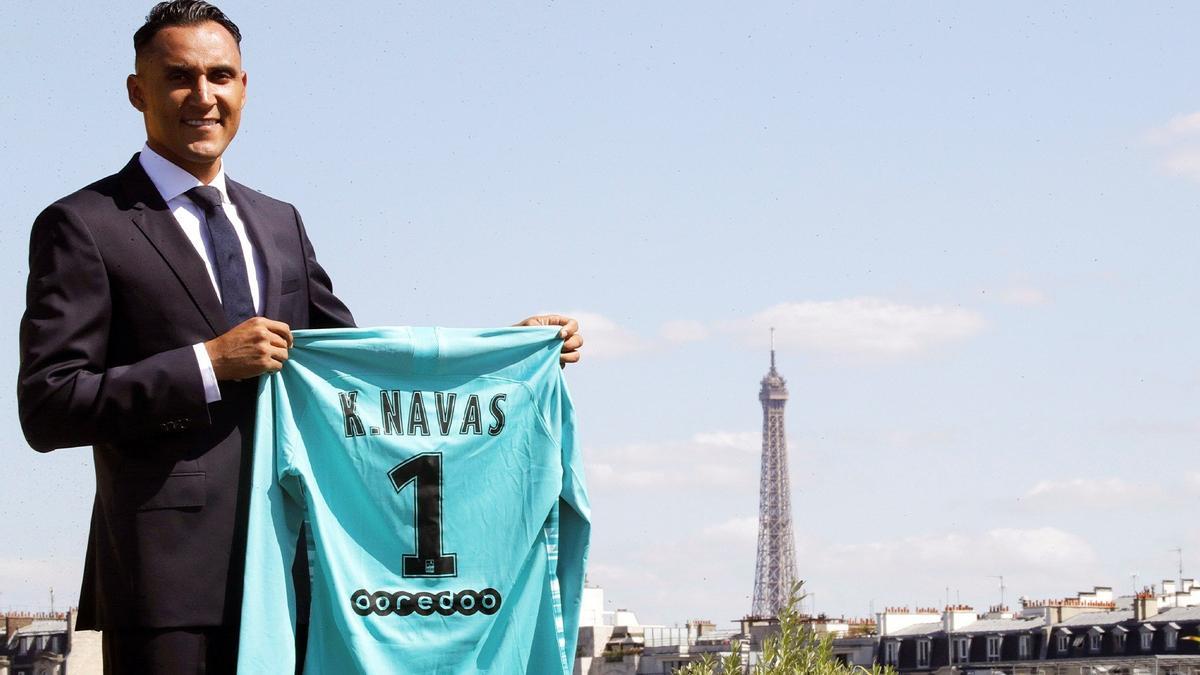 El guardameta posando con su camiseta del PSG