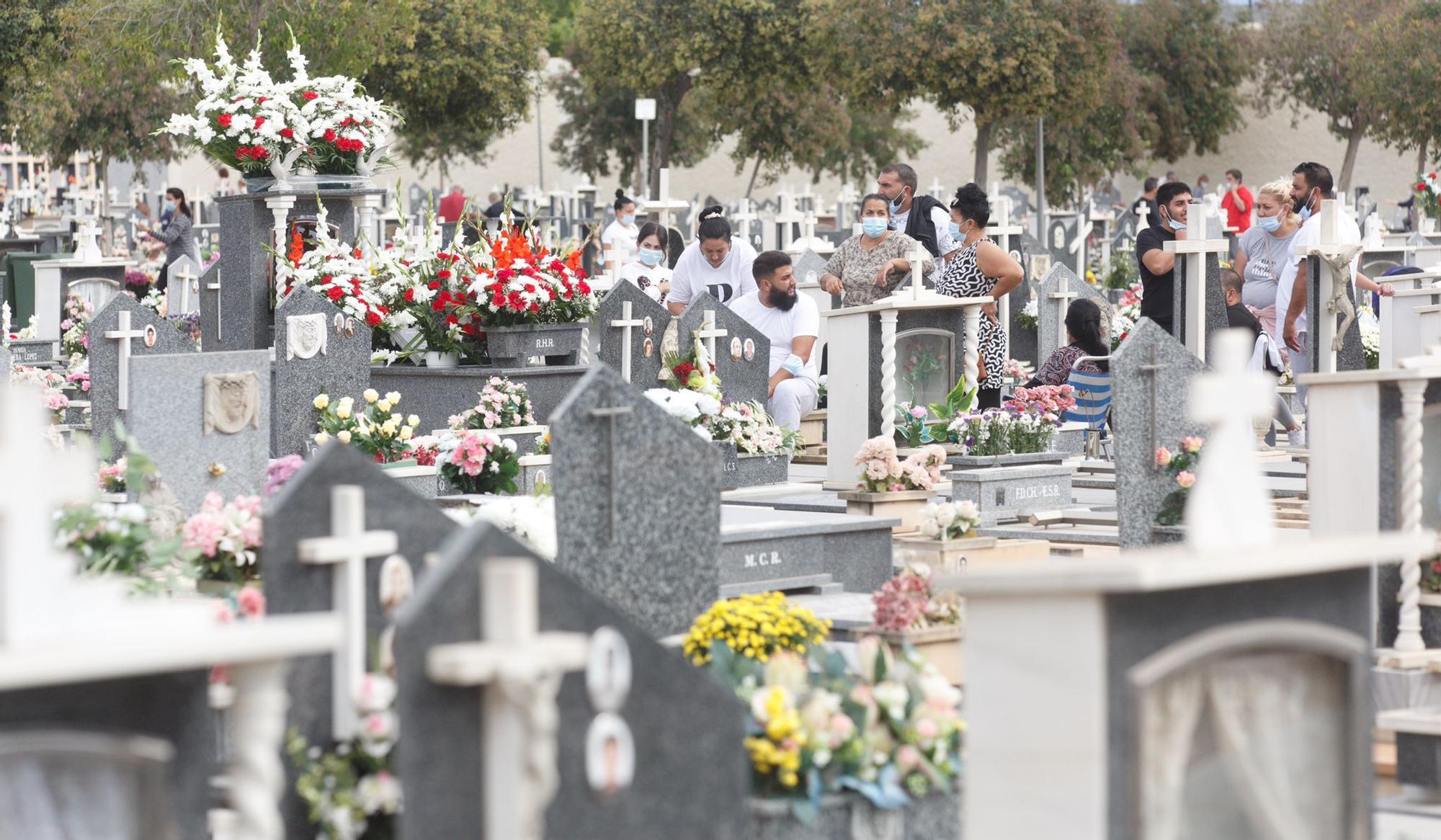 Día de Todos los Santos en el Cementerio de Alicante