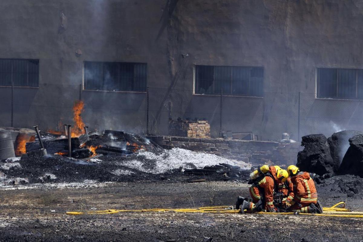 Incendio en el polígono Fuente del Jarro Incendio en el polígono Fuente del Jarro