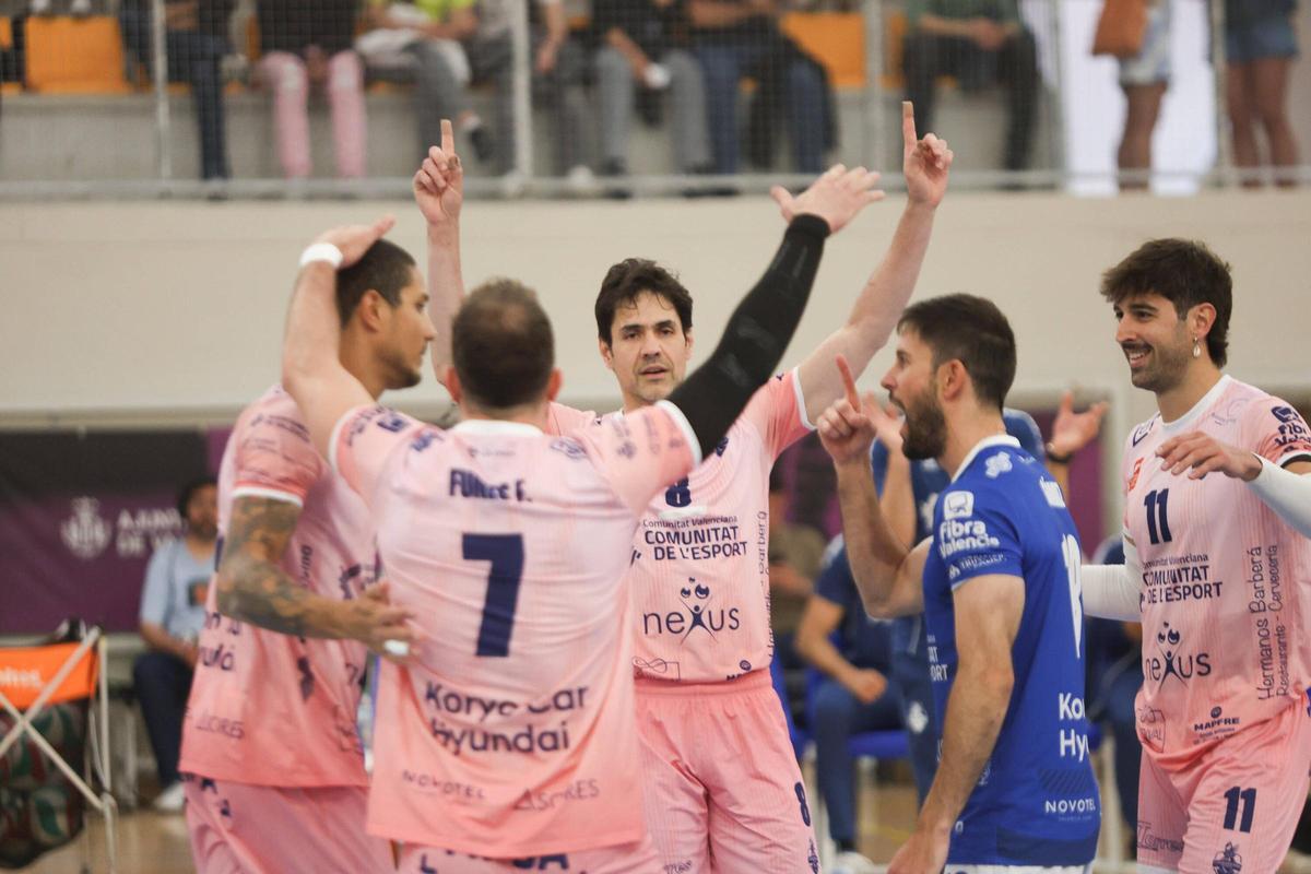 Los jugadores del Léleman, tras ganar uno de los sets ante el CV Melilla.