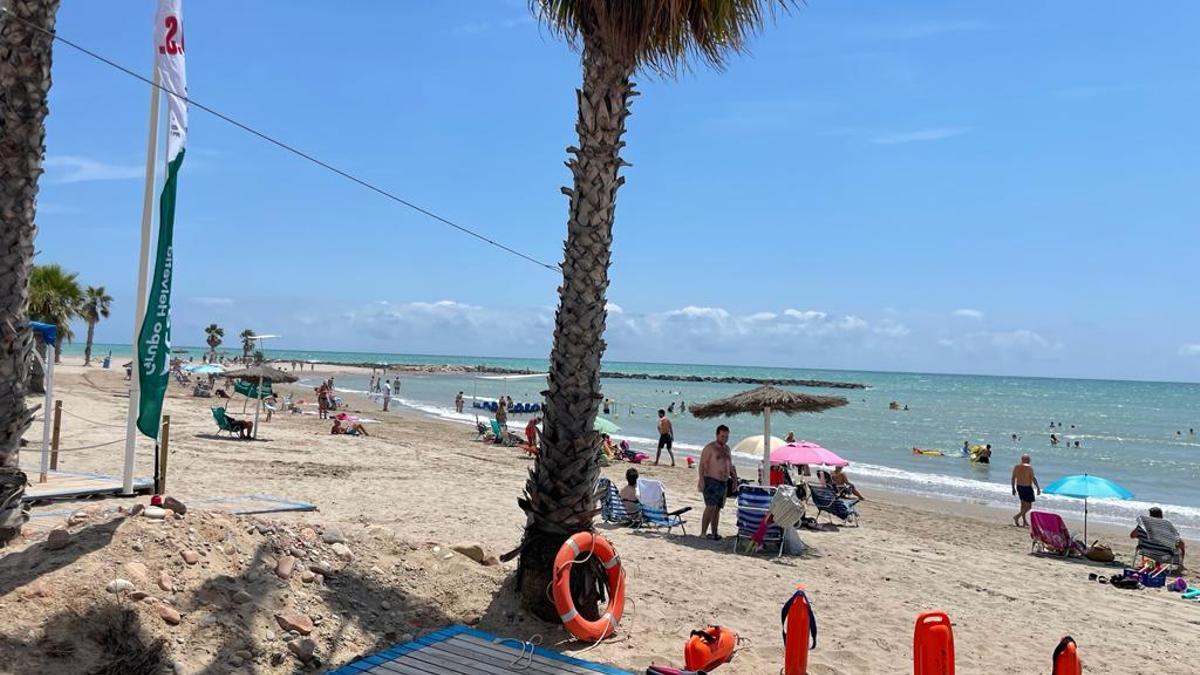 La calidad de la playa el Cerezo favorece una importante afluencia de bañistas y usuarios.