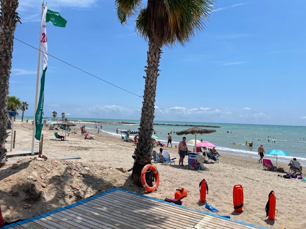 La calidad de la playa el Cerezo favorece una importante afluencia de bañistas y usuarios.