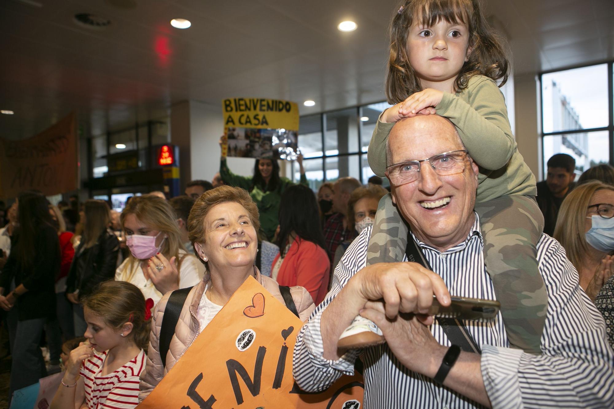 Emocionante llegada al aeropuerto de Asturias de los militares que regresaron de Mali