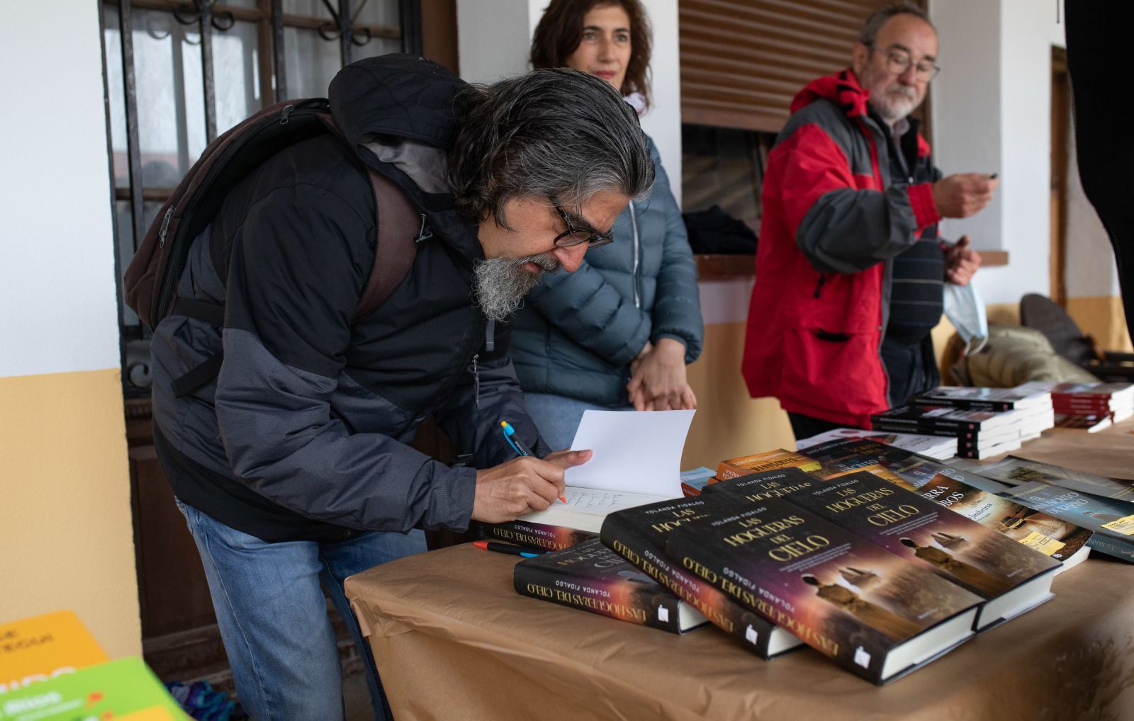 Luis García Jambrina, Yolanda Fidalgo y Luis Miguel de Dios firmando libros en Fuentesaúco