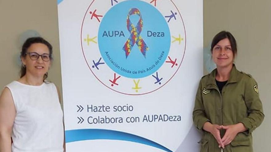 Stand de Aupa Deza. La Asociación Unida de Pais Azuis (Aupa) de Deza estará presente durante la Semana Verde en el local 12 del recinto, con la intención de dar visibilidad a los niños con neurodiversidad. La presencia en la feria permitirá a las personas que lo deseen darse de alta como socios de este nuevo colectivo. En la fotografía, posan junto al cartel la presidenta, Susa Penido, y la secretaria, Cris Sánchez. | CEDIDA