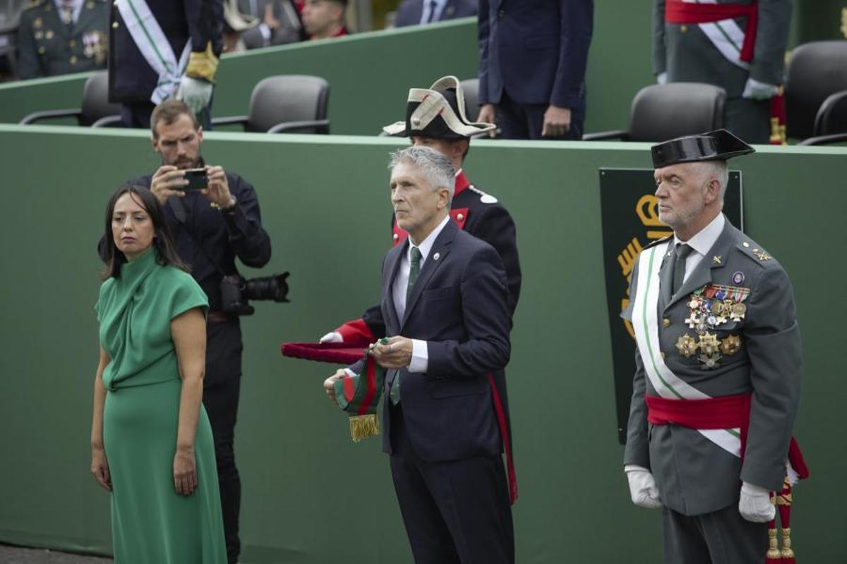 El ministro del Interior, Fernando Grande Marlaska, ente la directora general de la Guardia Civil, Mercedes González, y el director adjunto operativo del Cuerpo, Manuel Llamas, en octubre de 2024.