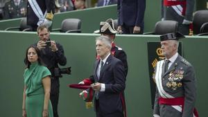 El ministro del Interior, Fernando Grande Marlaska, ente la directora general de la Guardia Civil, Mercedes González, y el director adjunto operativo del Cuerpo, Manuel Llamas, en octubre de 2024.