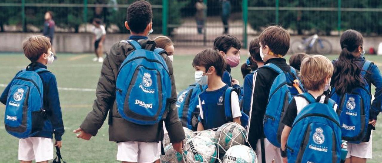 Alumnos de una de las escuelas sociodeportivas de la Fundación Real Madrid.