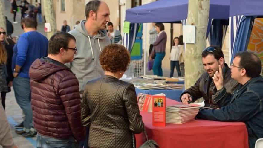 Asistentes a la Fira del Llibre de Bocairent en la edición del pasado año.