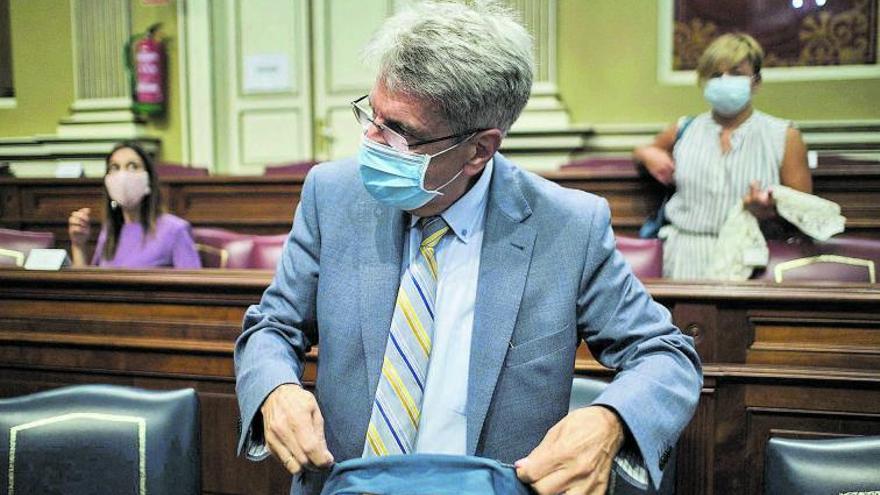 Julio Pérez cierra su mochila momentos antes de ocupar su escaño en el Parlamento de Canarias.