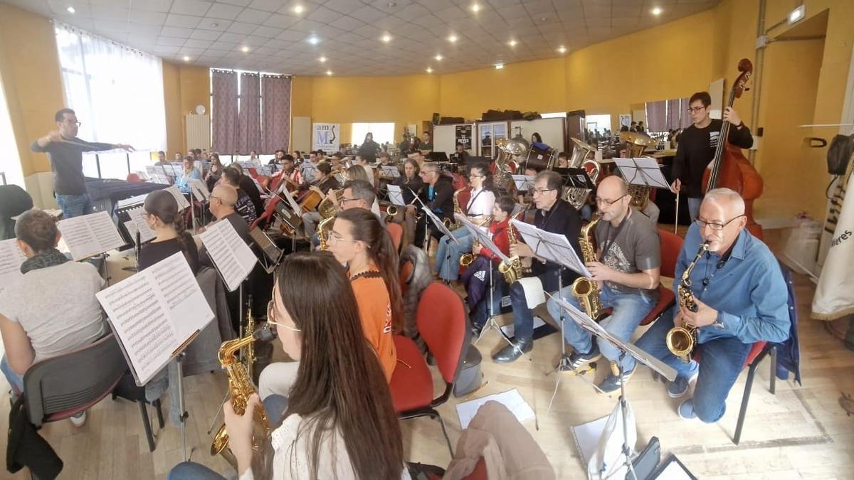 Un ensayo del Ateneo Musical.