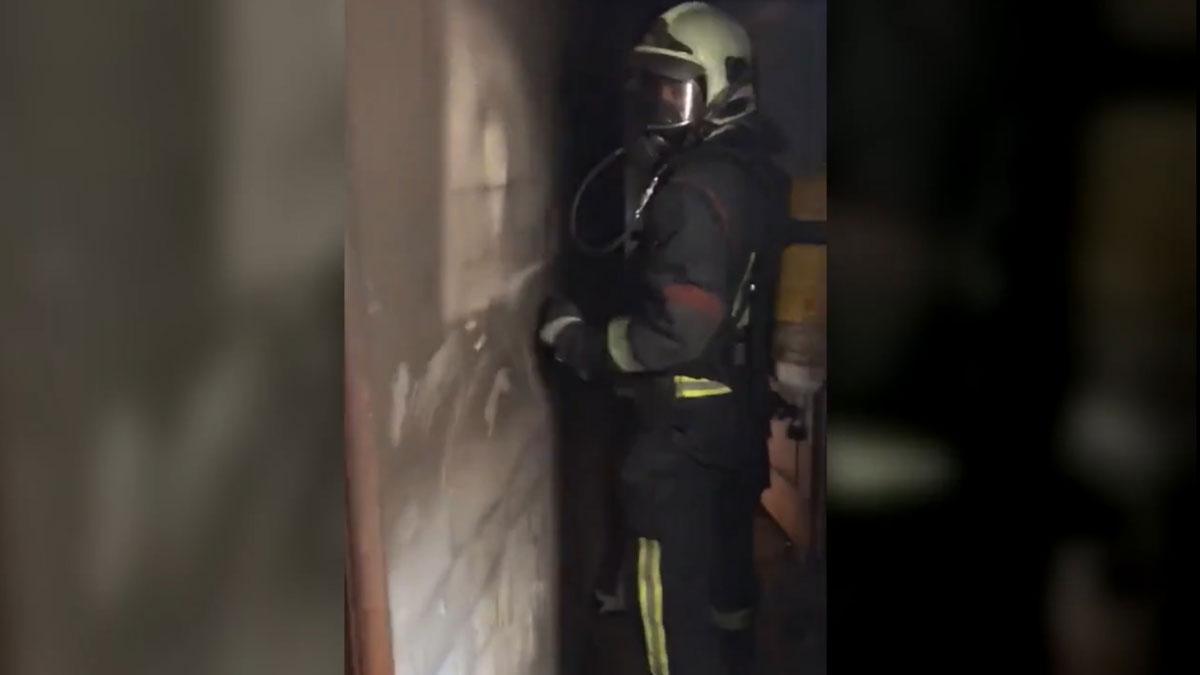 Este vídeo muestra la importancia de cerrar las puertas durante un incendio