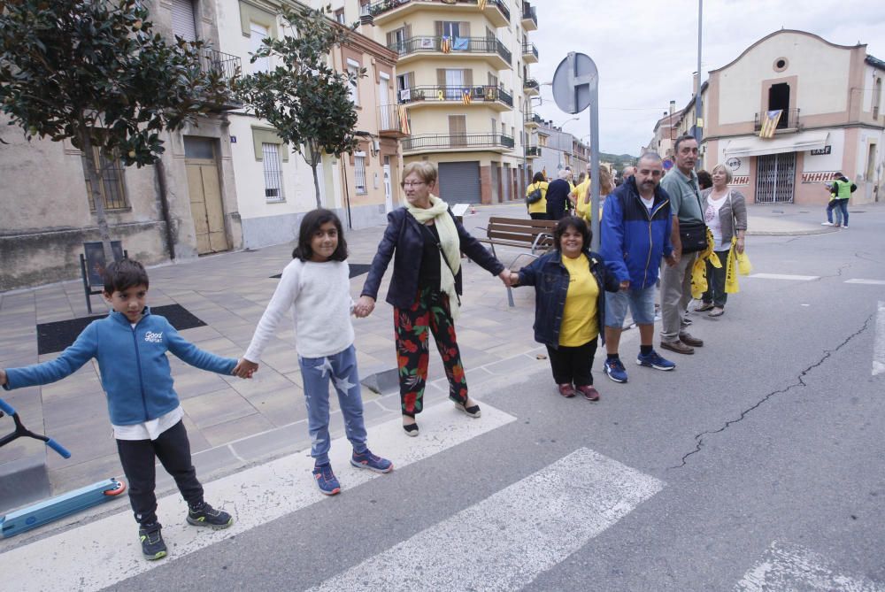 Milers de persones en la cadena humana de Sant Julià de Ramis a Aiguaviva per commemorar l'1-O