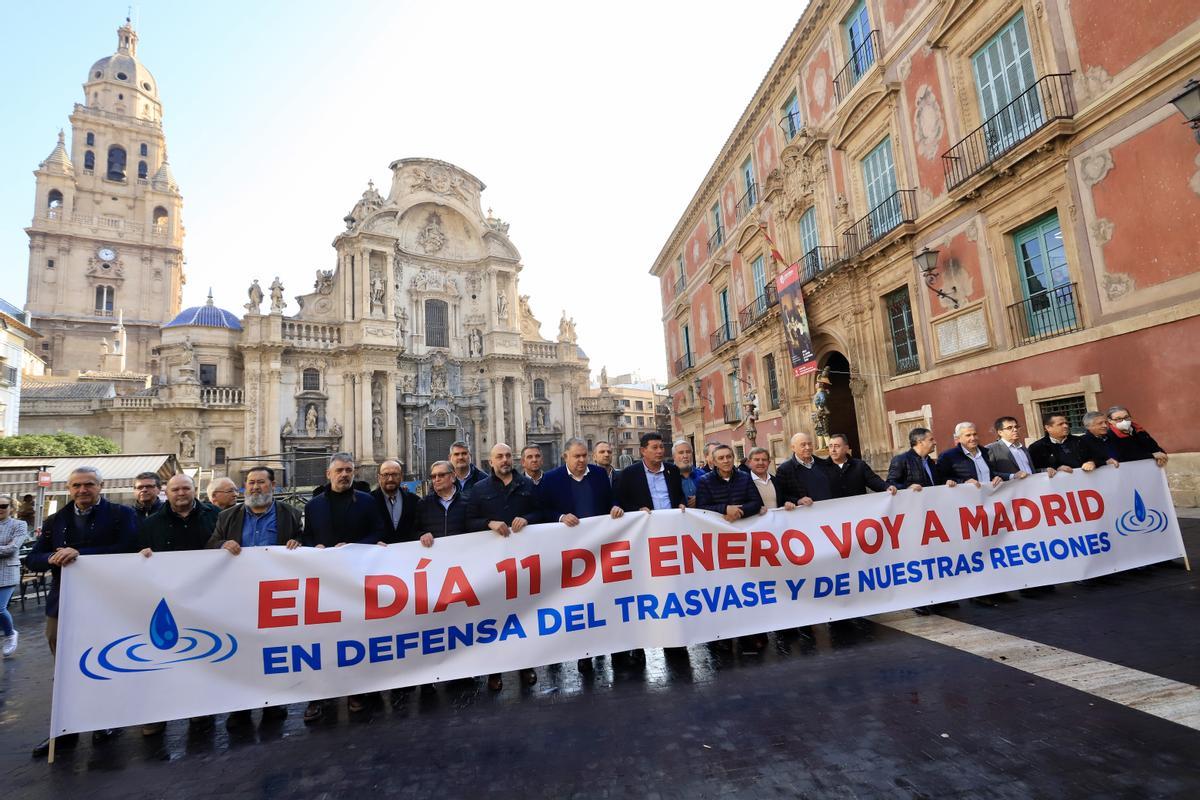 Los miembros del Círculo del Agua muestran la pancarta que se exhibirá mañana en Madrid.