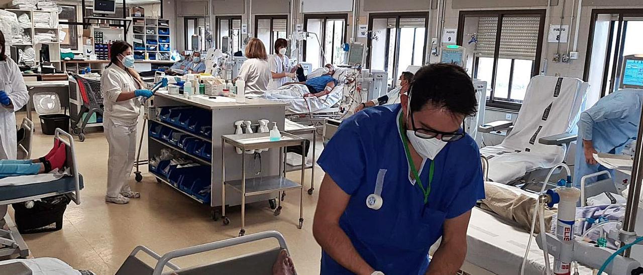 Pacientes de diálisis durante la sesión de ayer por la mañana, en el Hospital de Xàtiva | LEVANTE-EMV