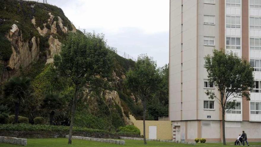 Vista parcial de la cantera de Adormideras junto a un edificio de la zona.