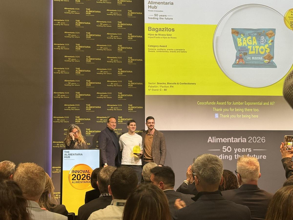 Entrega de uno de los premios a Bagazitos en la feria Alimentaria.