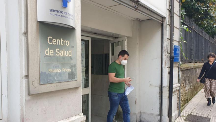 Un usuario, saliendo ayer del centro de salud de la calle Martínez Marina. | LNE