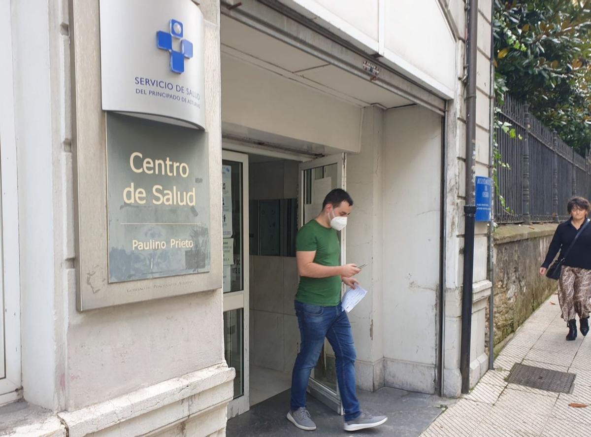 Un usuario, saliendo ayer del centro de salud de la calle Martínez Marina. | LNE