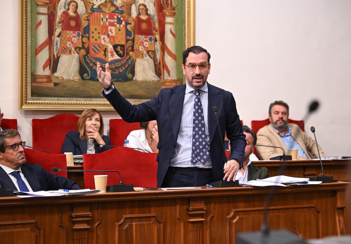 Claudio Guilabert, con un gesto airado en el pleno