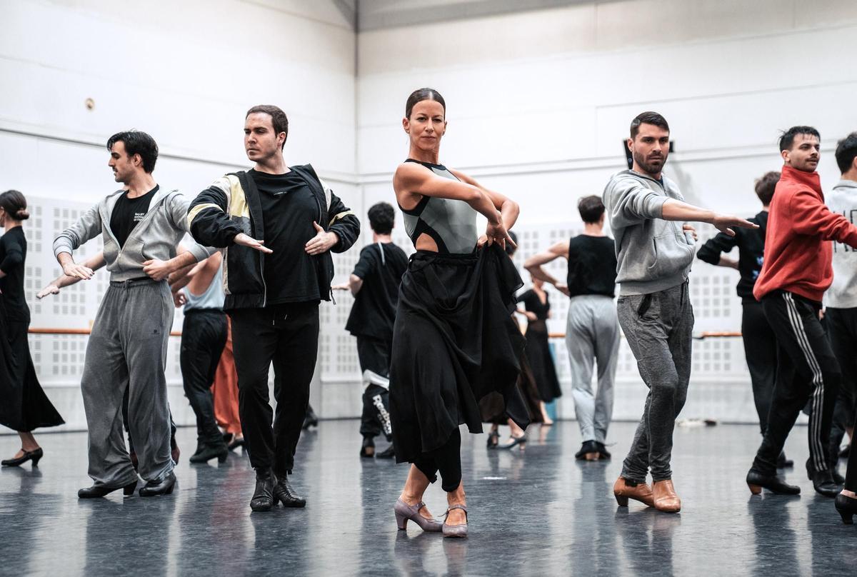 El elenco del Ballet Nacional, con la bailarina Inmaculada Salomón, solista, durante un ensayo de la compañía.