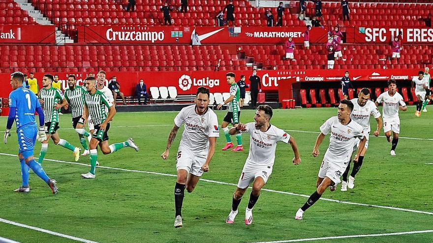 Ocampos celebrant amb els companys l&#039;1-0 amb la grada buida de públic al fons.