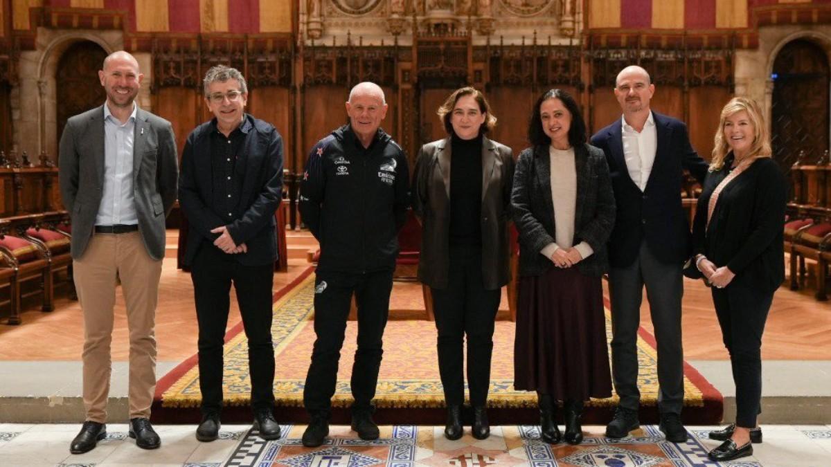 La alcaldesa Ada Colau, junto al Comité de la Copa América