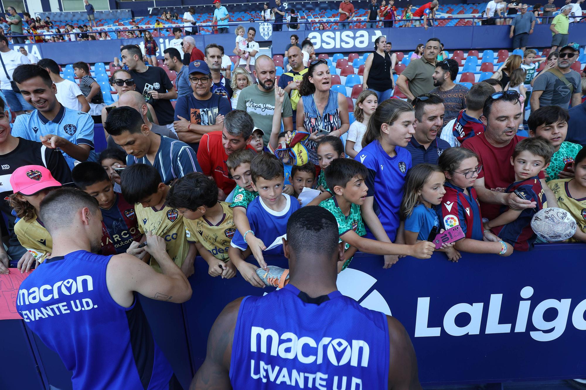 Ambiente de Primera en el entrenamiento a puertas abiertas