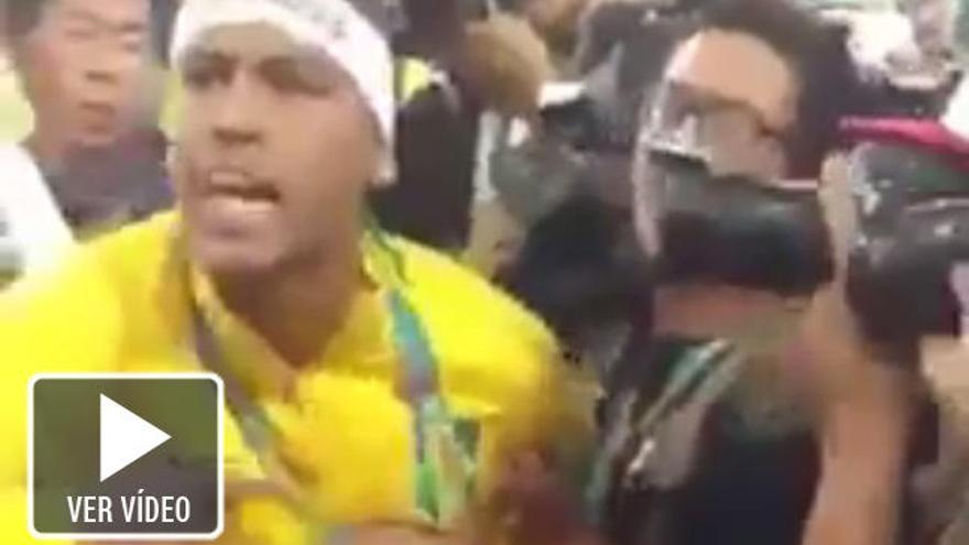 Neymar se enfrenta a un aficionado tras la entrega de medallas.