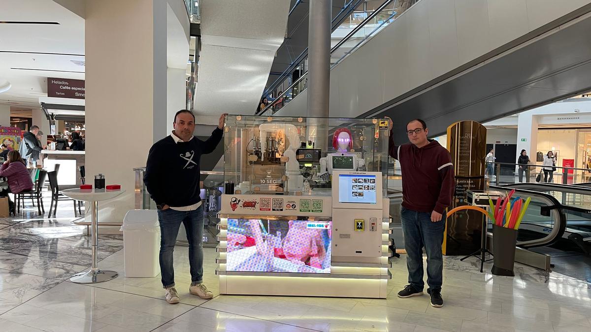 Antonio y Carlos, con el robot que te sirve un café, en el centro comercial Salera.