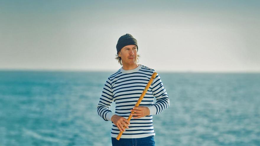 Carlos Núñez, con el mar de fondo