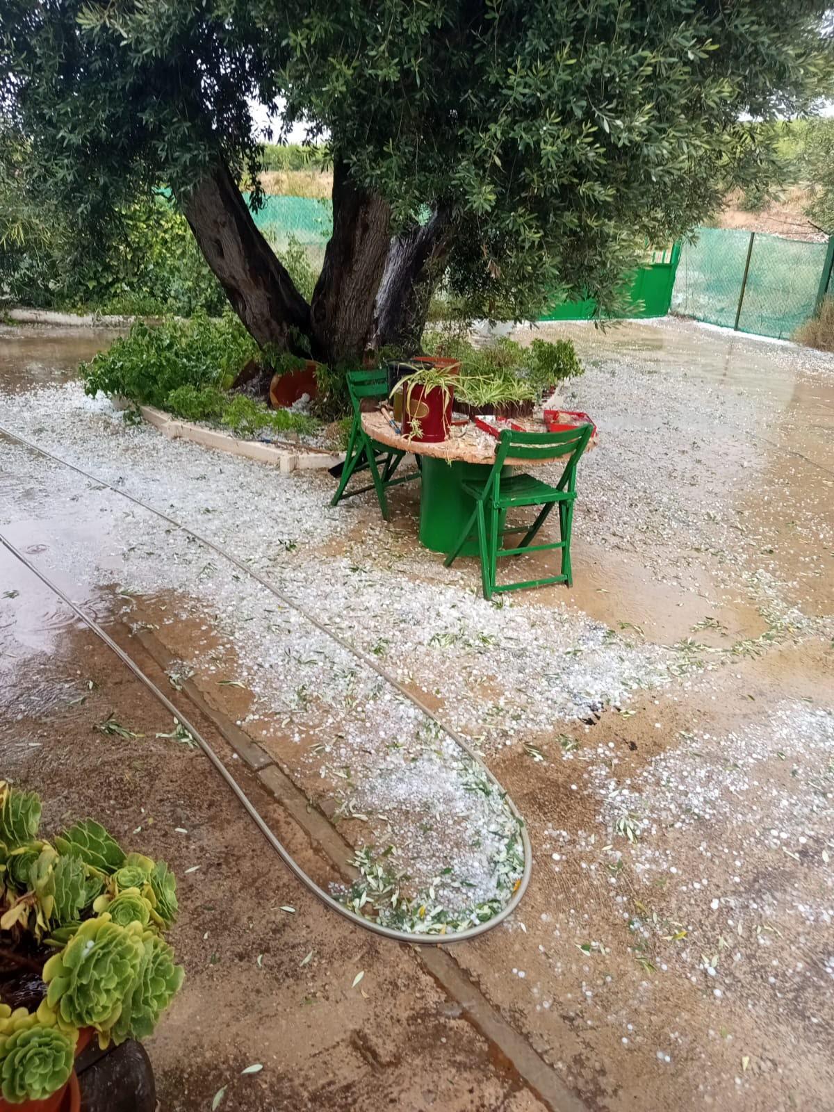 Granizo en una casa de Calanda, este lunes.