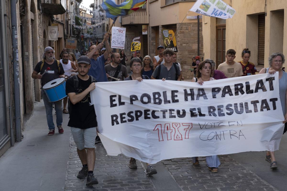 Imatges de la protesta en contra del projecte d'ampliació del polígon del Prat, el dia que s'ha suspès el ple municipal per un ciberatac
