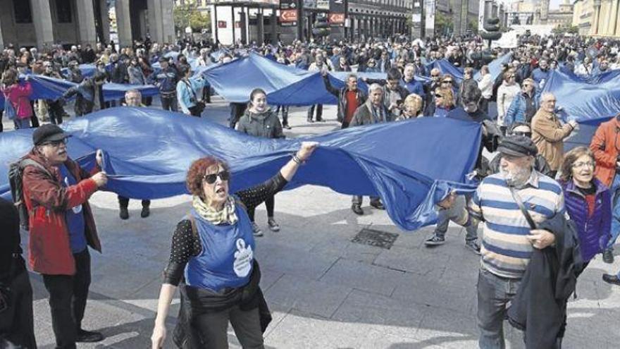 La plaza del Pilar se tiñe de azul para pedir una gestión pública del agua