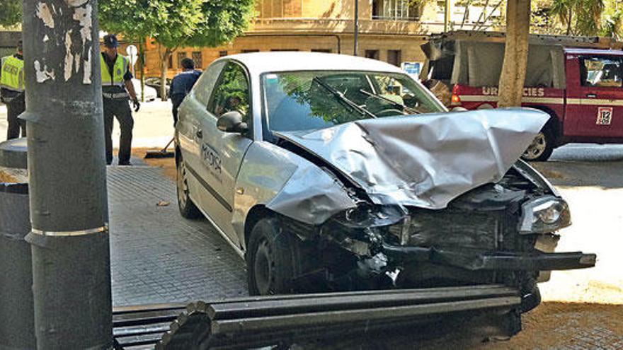 Un coche se sube a la acera y se estrella contra un banco en Palma