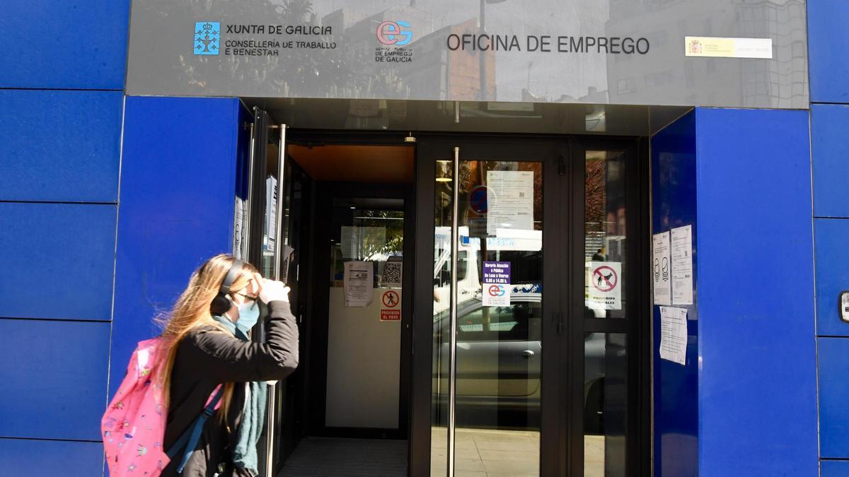 Una joven pasa por delante de una oficina de empleo.