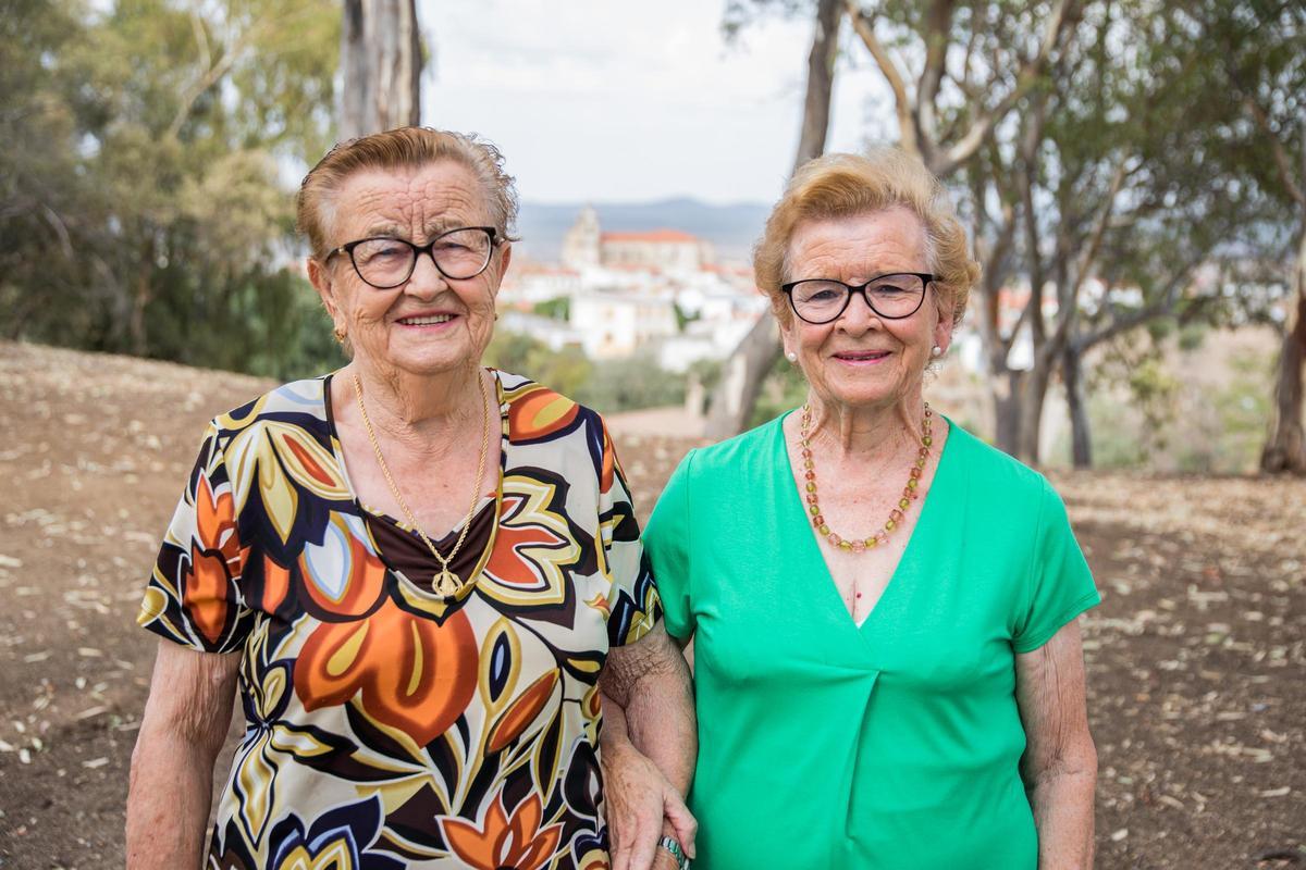 Agustina Villar Correa y Emiliana Arnelas Márquez, alcaldesa de honor.