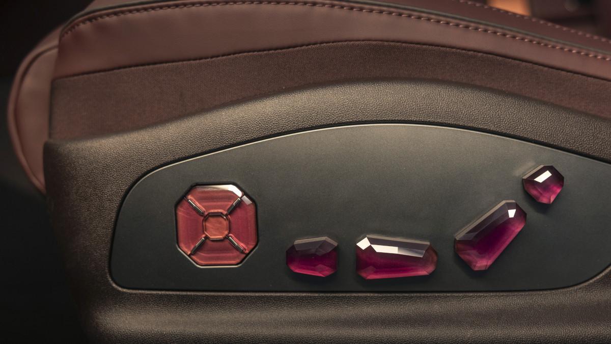 Detalle del interior del Denza Z9GT en colaboración con Chopard